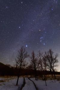 榎本雪の湿原にて眺める冬の星々